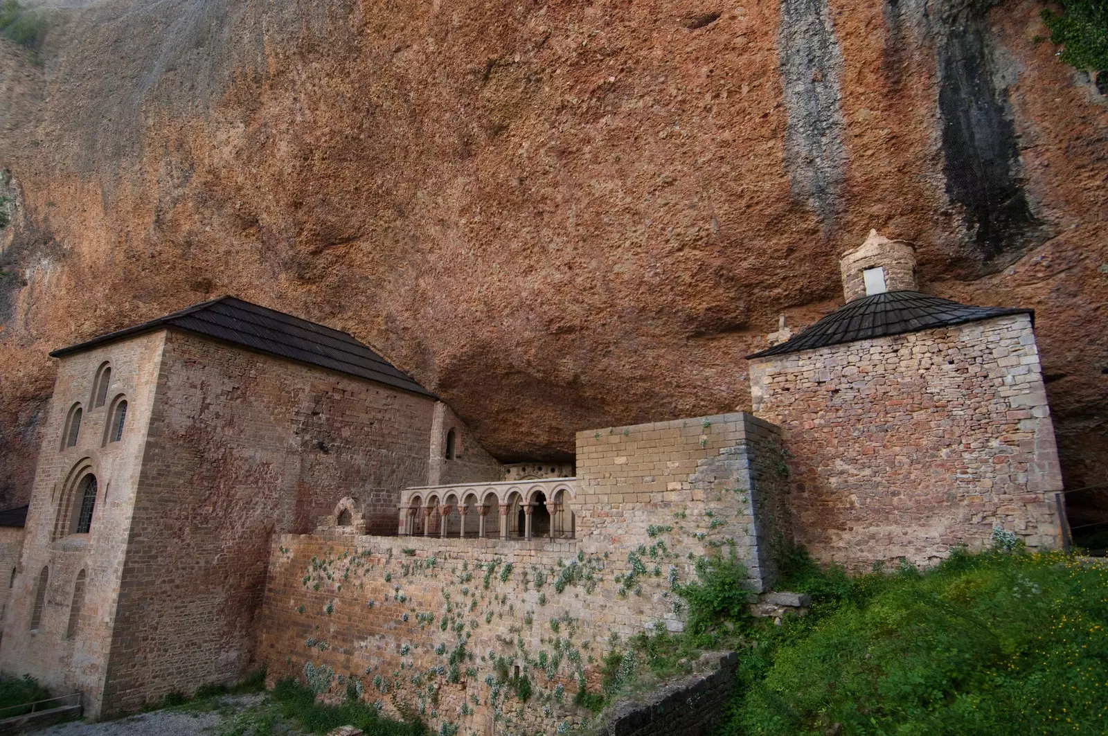 Monasteri ya zamani ya San Juan de la Peña.