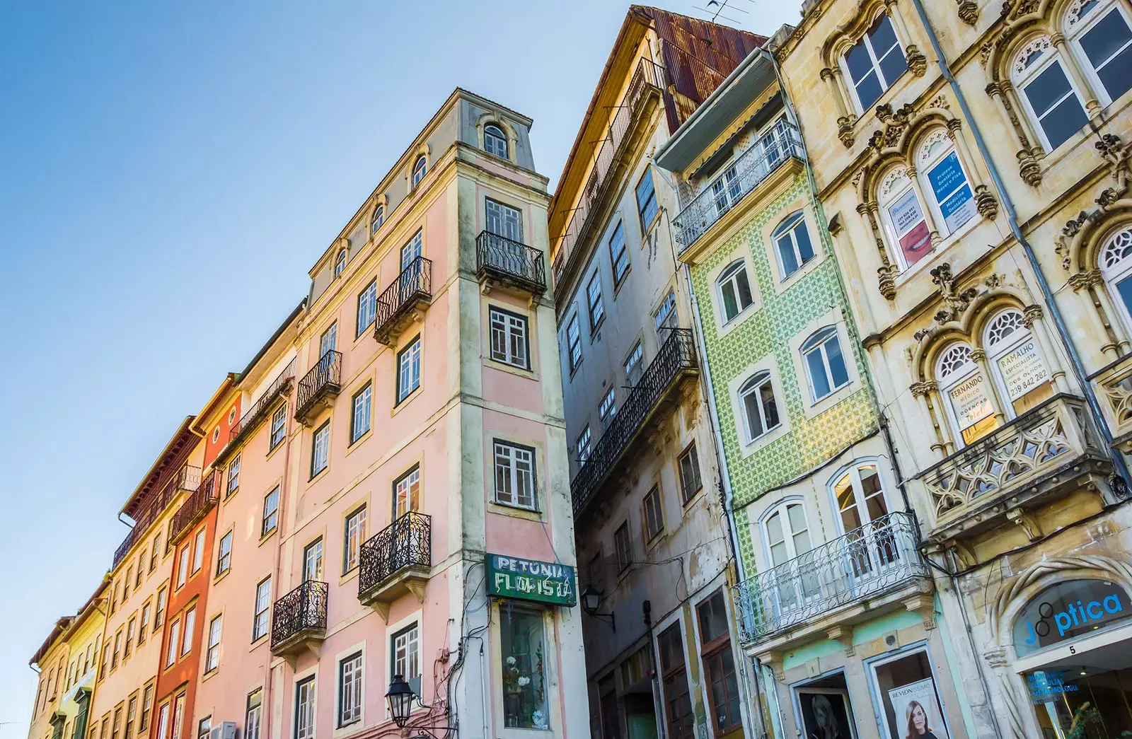 Die farbigen Fliesen durchdringen die Straßen von Coimbra