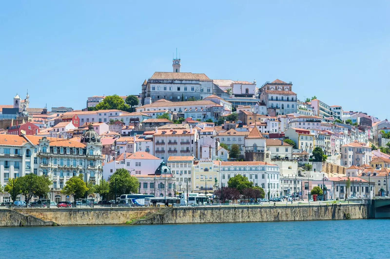 Vue de Coimbra de l'autre côté de la rivière