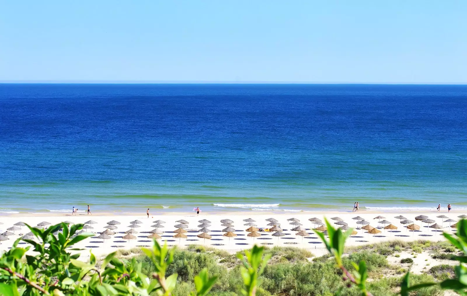 Praia Verde một bãi biển cát trắng hàng km ở Algarve.