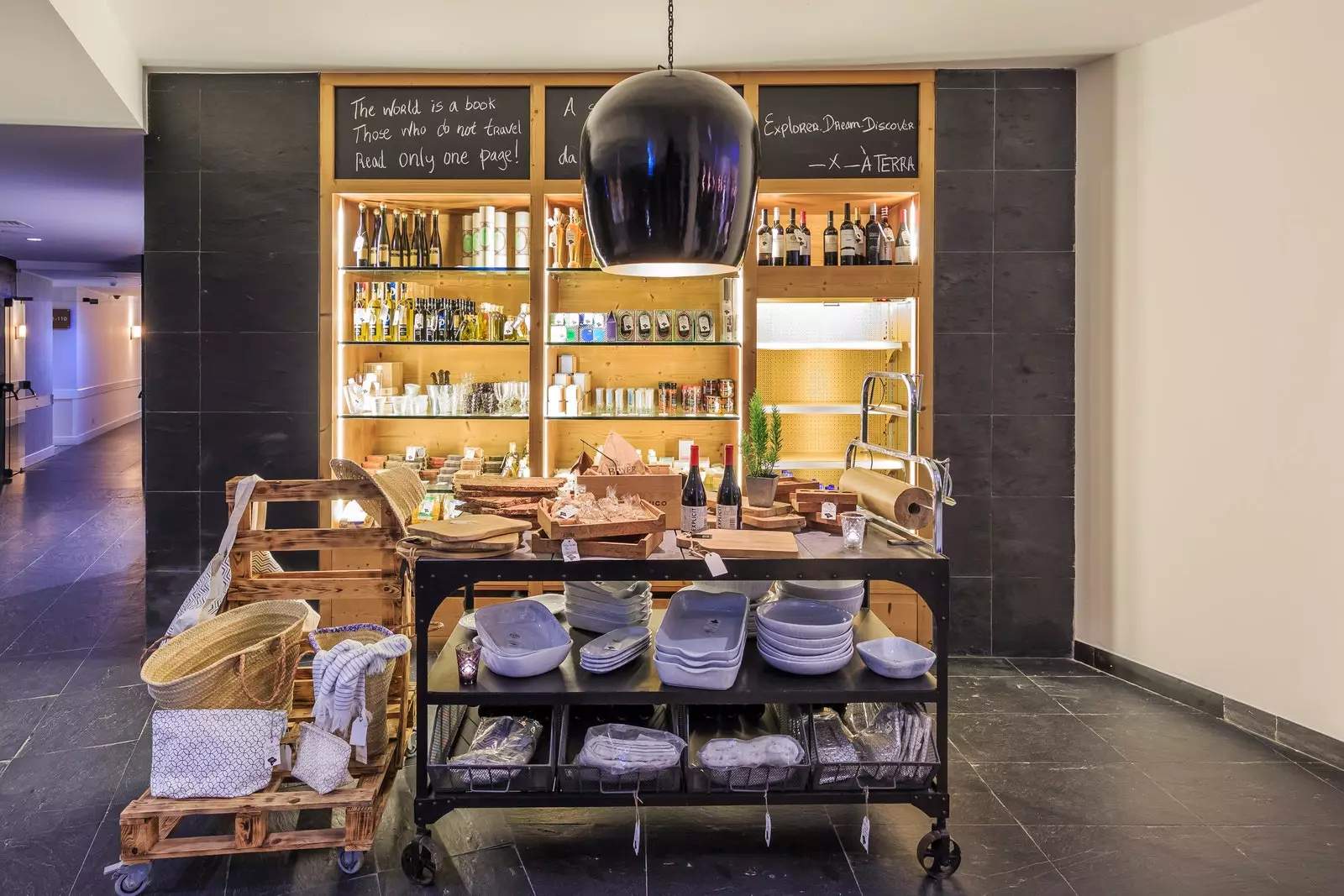 Petit marché de produits portugais dans le hall du Praia Verde Boutique Hotel.