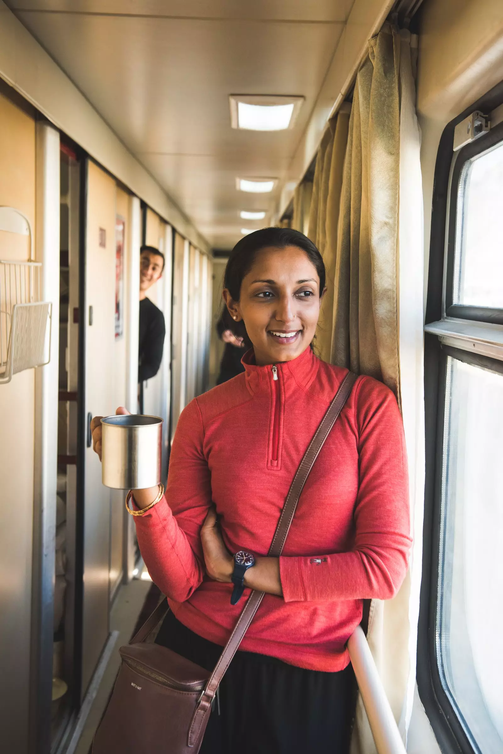 La journaliste Monisha Rajesh lors d'un de ses voyages en train.