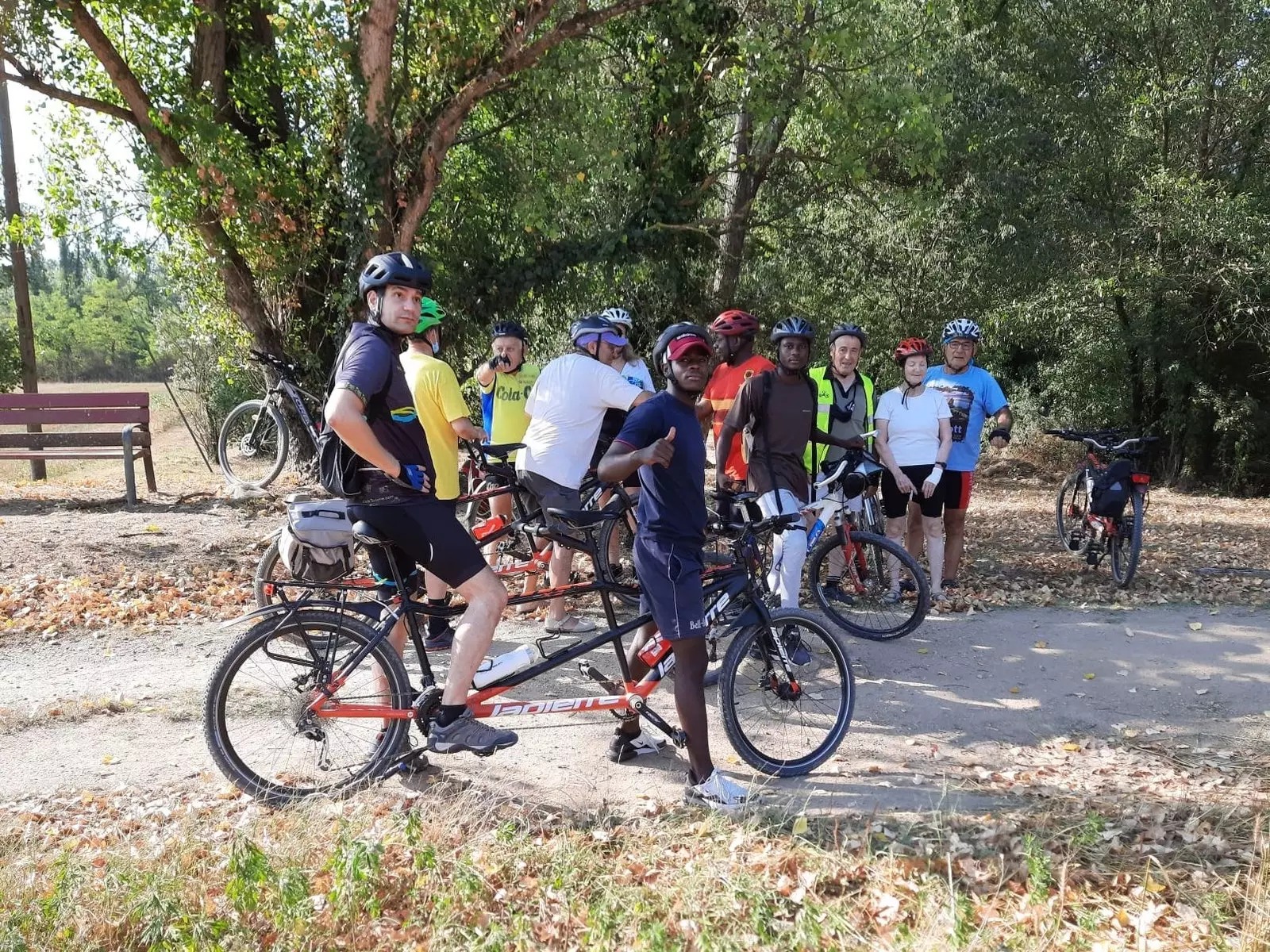 Iniciativa de pedalada em tandem para pessoas cegas