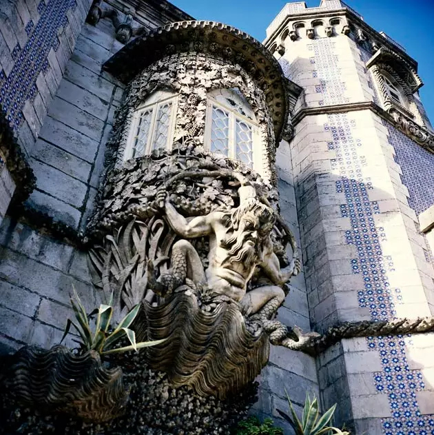 Triton batu di pintu masuk Palacio da Pena