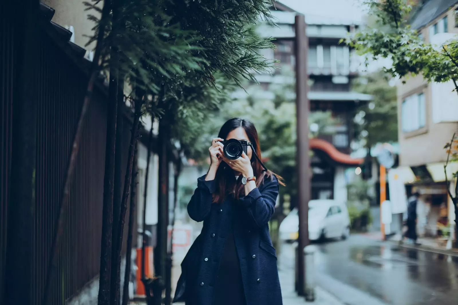 Kobieta fotografująca Tokio