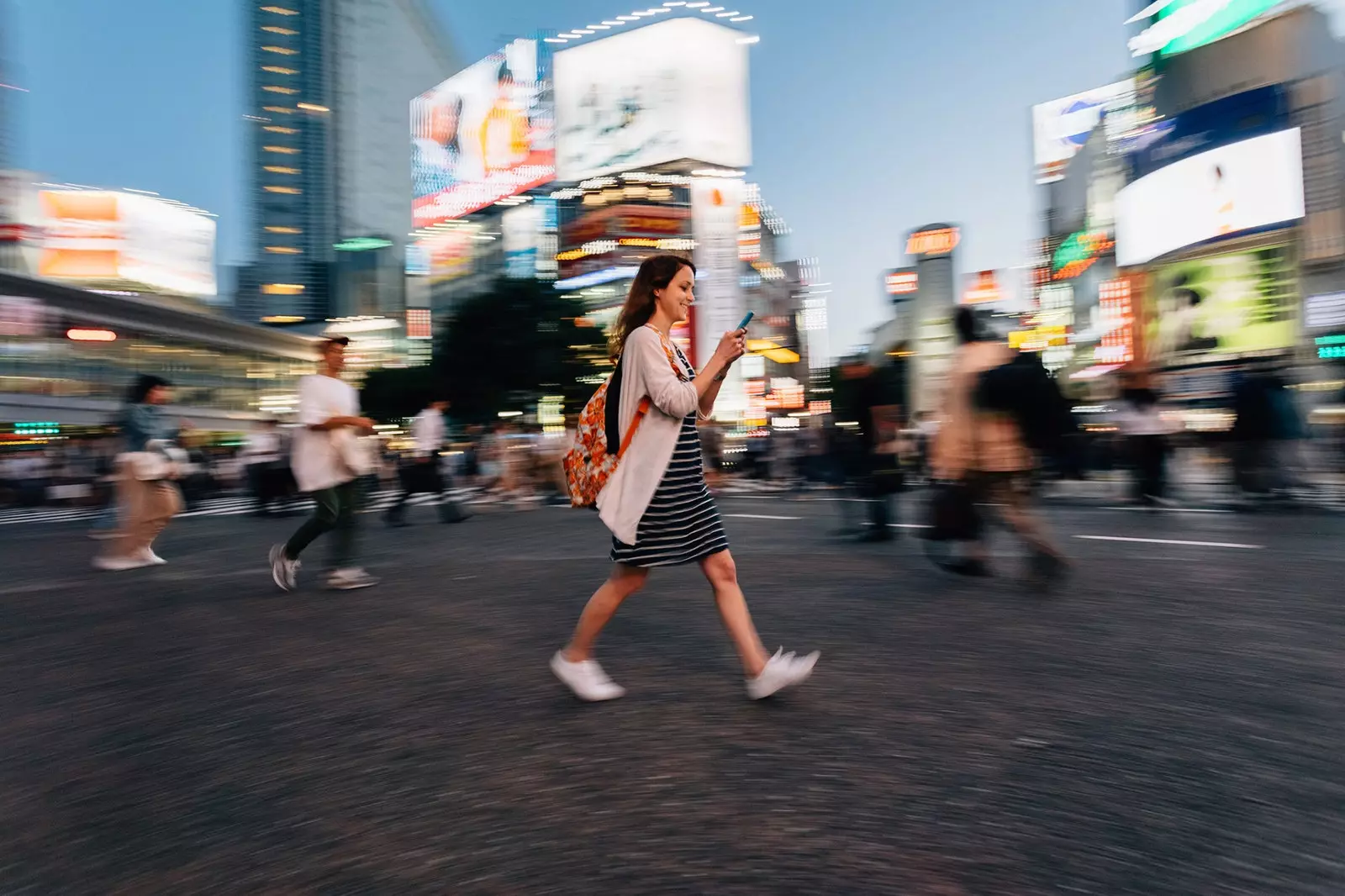 Teknologi dan aplikasi akan membantu anda mencari Tokyo anda sendiri