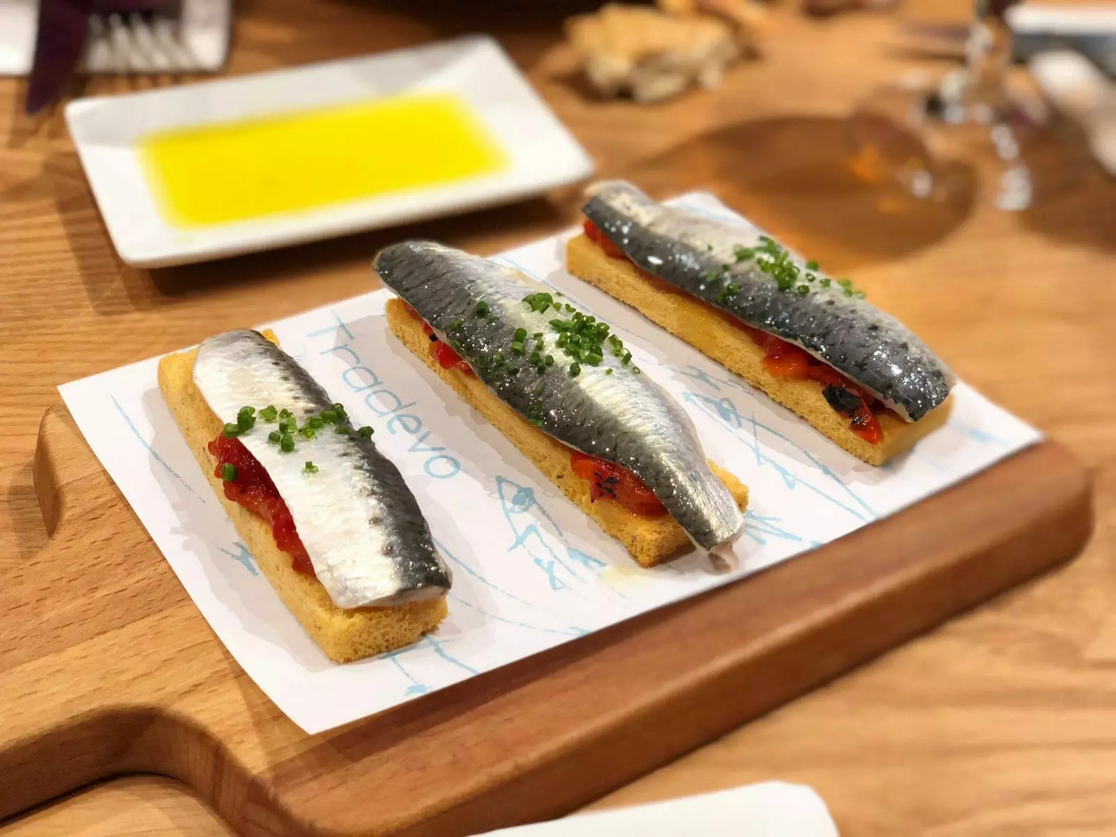 Sardina marinada a Tradevo amb torra de pa de tomàquet i pebrots rostits.