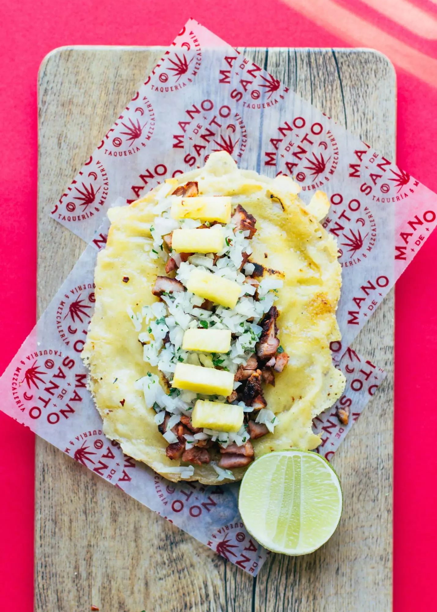 Taco al pastor με τυρί chicharrón στο Mano de Santo.