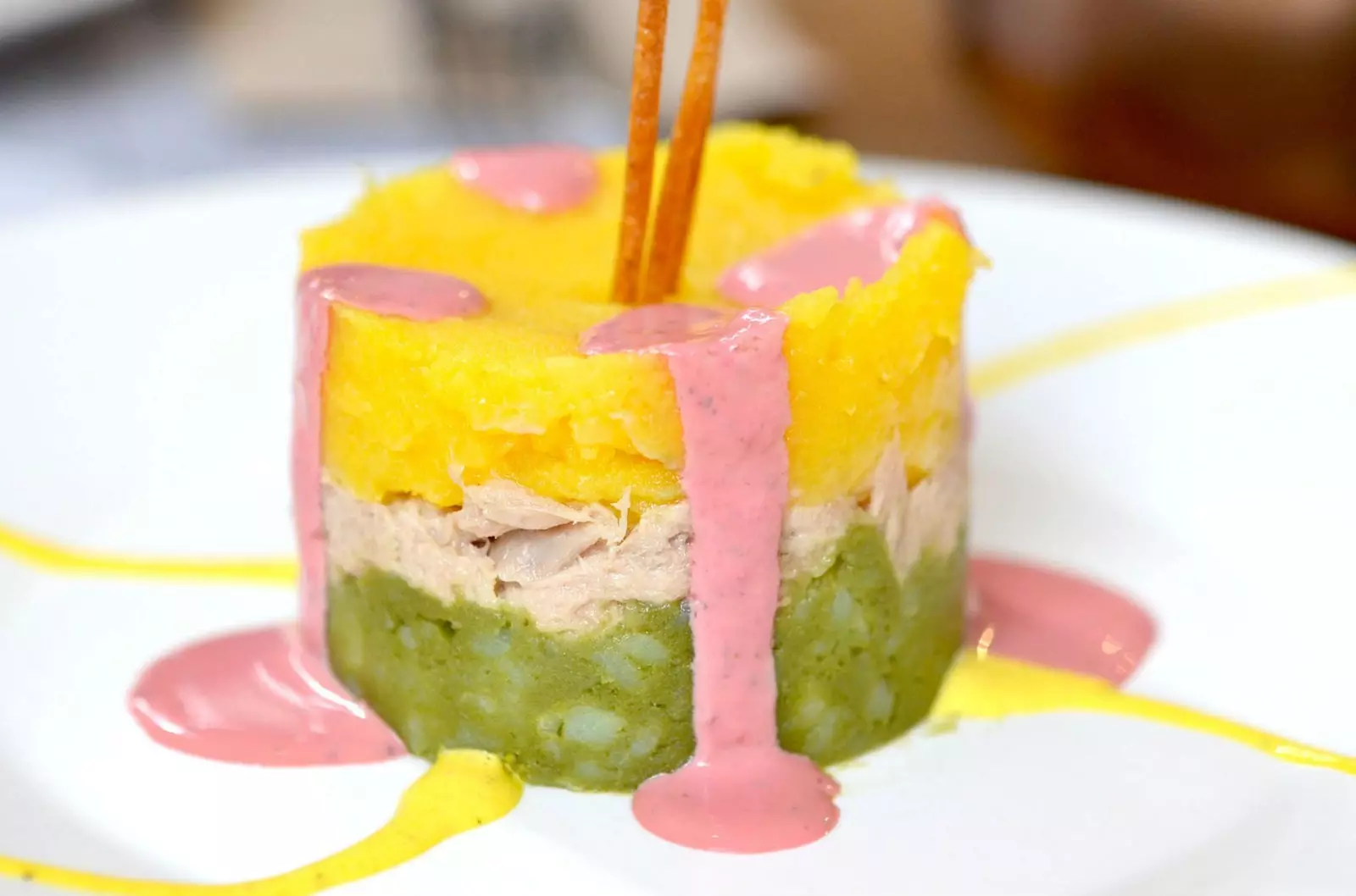 Causa Limeña avec une base de pommes de terre et de piment farcie de thon ou de poulet au Maravilla Social Club.