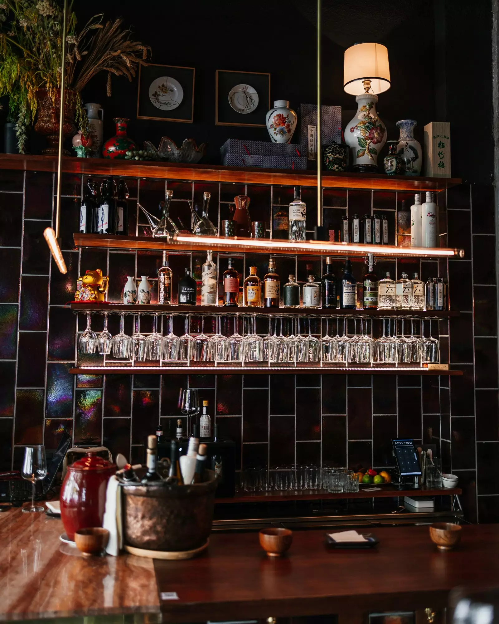 Le bar avec des bières japonaises et beaucoup de saké.