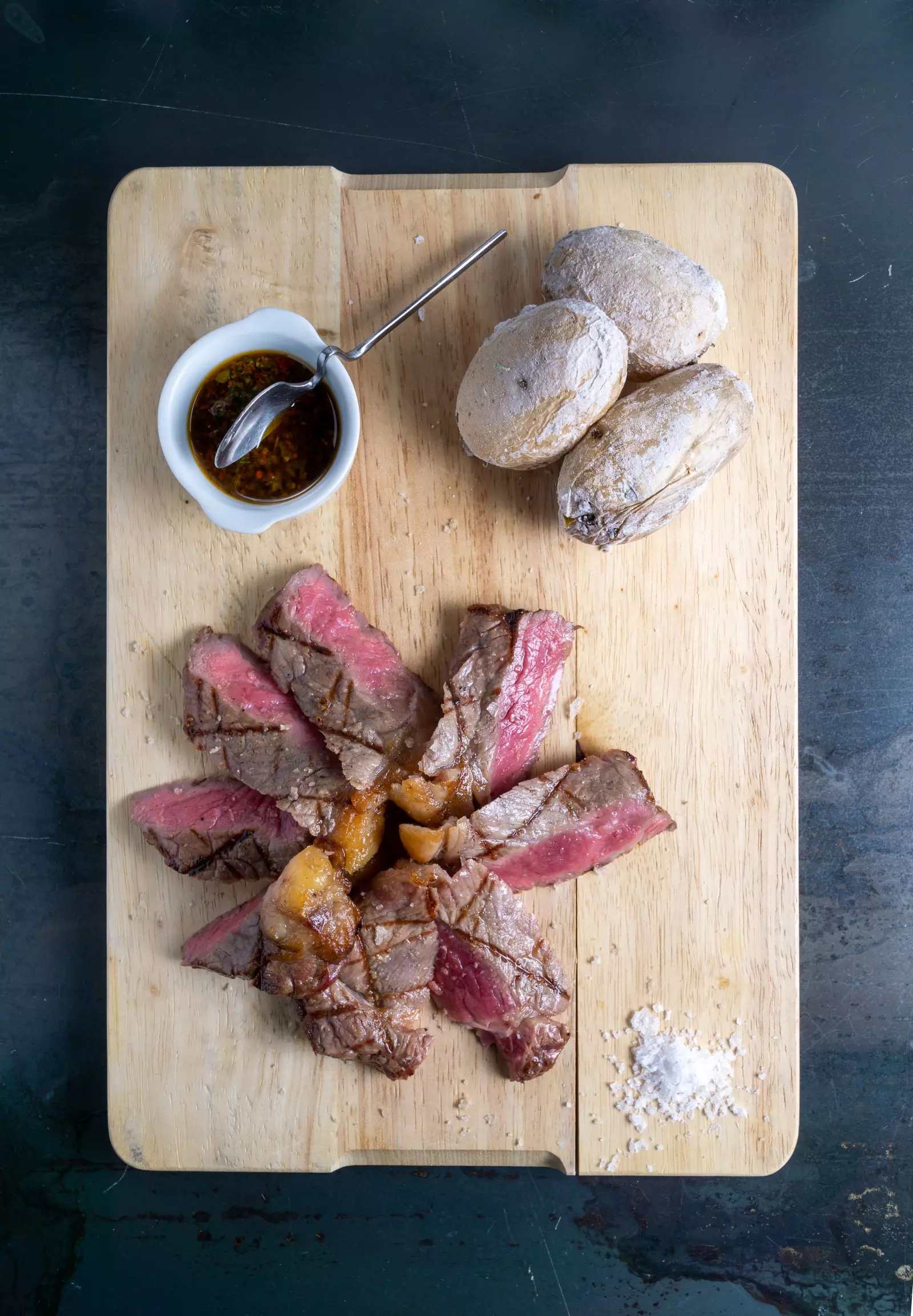 Tenderloin daging lembu matang panggang dengan kentang kedut dan porteño chimichurri