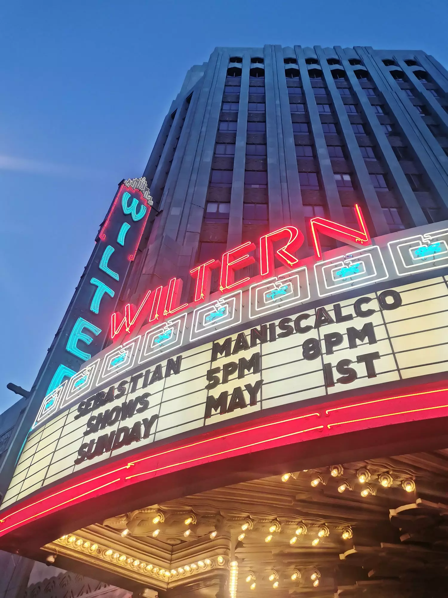 Sebastian Maniscalco zeigt Schild in Los Angeles