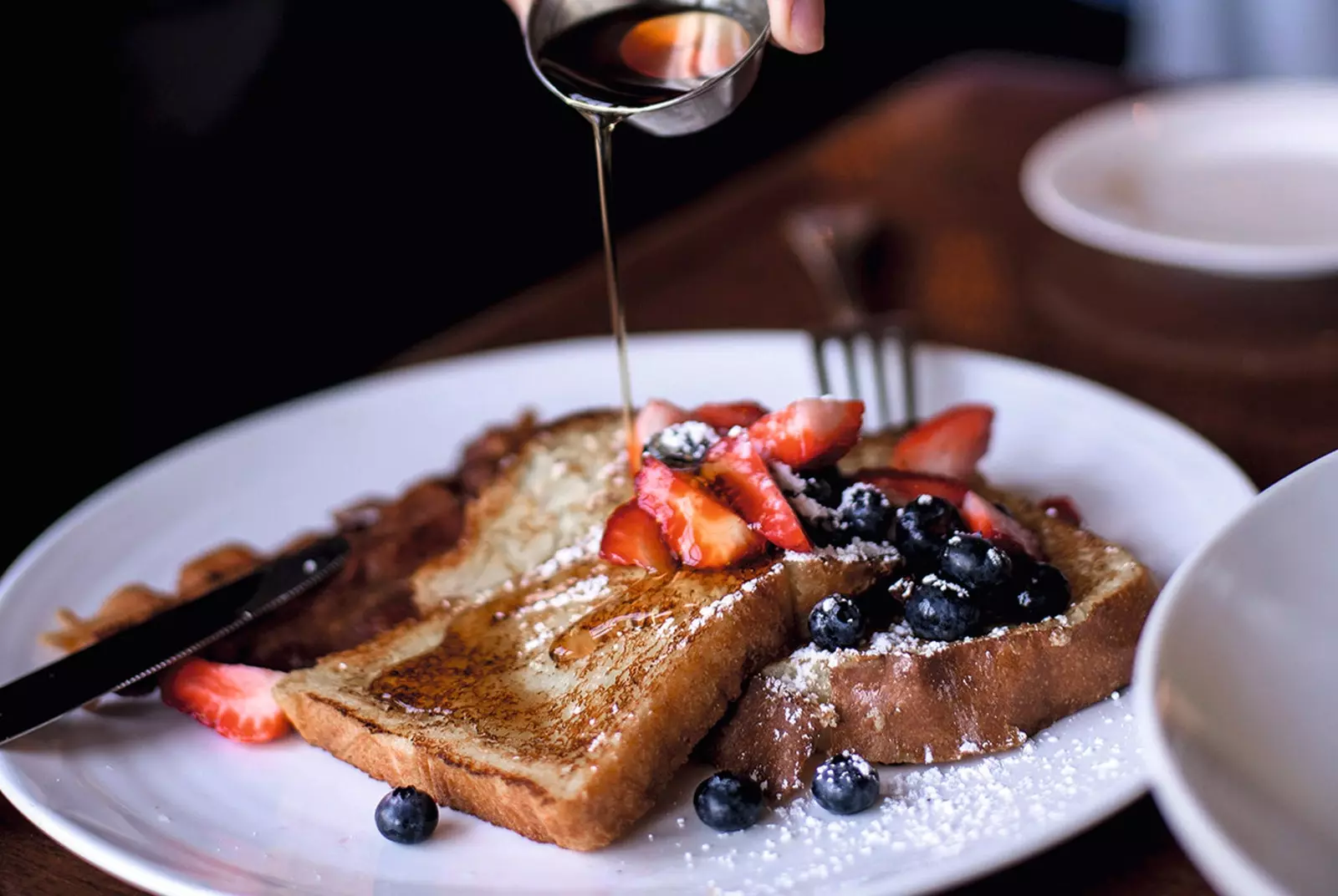 Roti bakar Perancis dengan sirap maple dan buah bermusim.