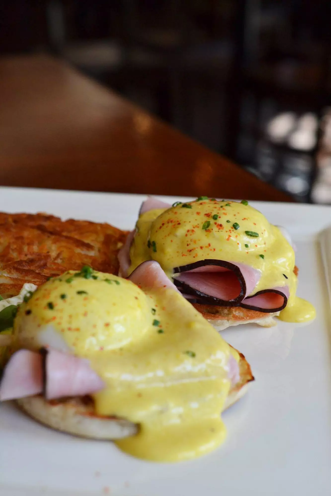 Ovos Benedict com Presunto Floresta Negra