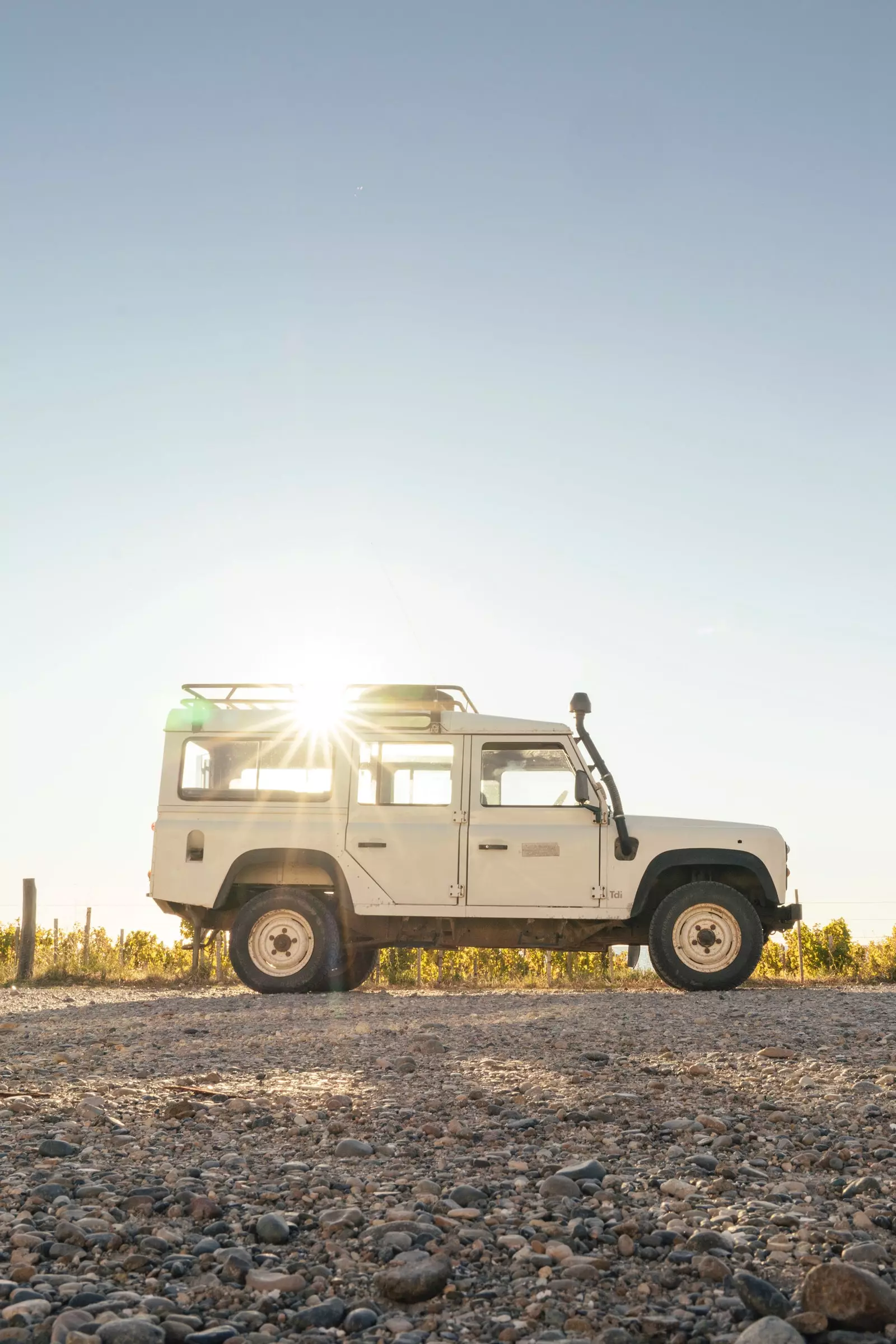 Una Land Rover a Bahía Bustamante.