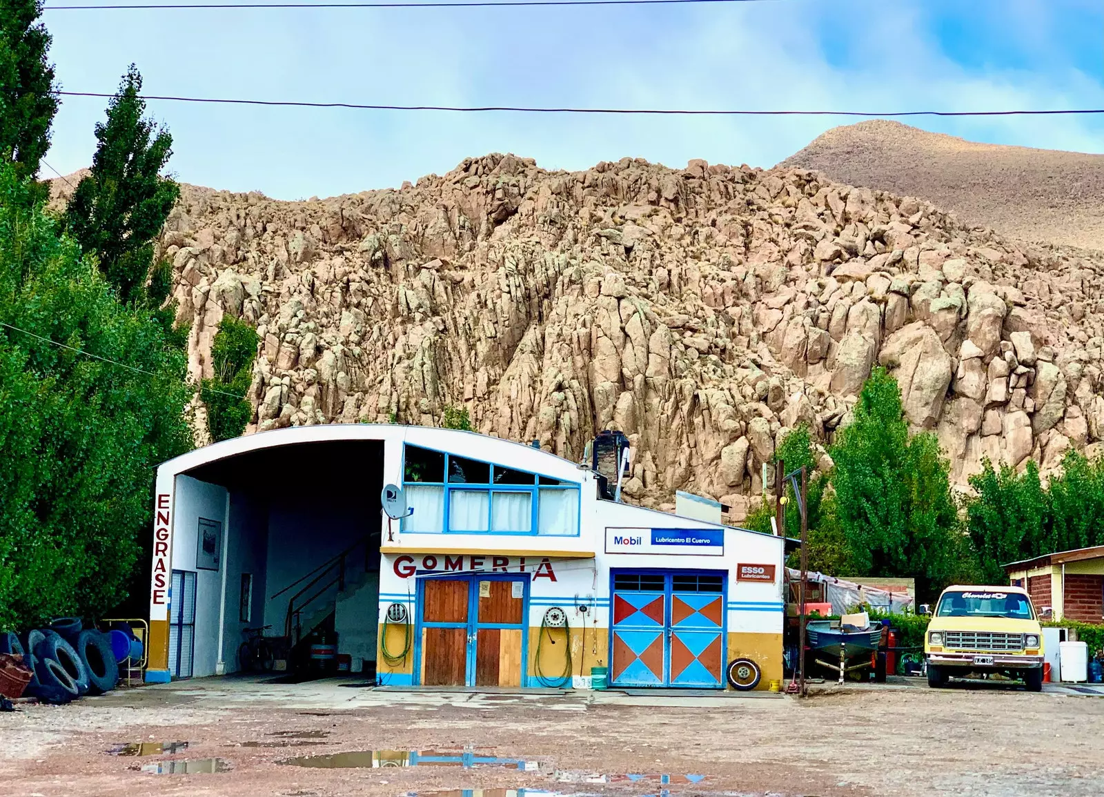 Bengkel mobil penuh warna di Gobernador Costa Patagonia.