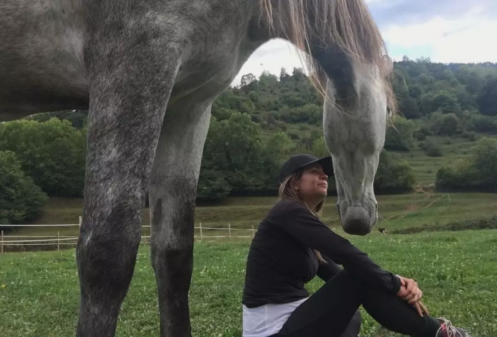 Elena towarzyszy ludziom w odkrywaniu, co końska mądrość przynosi im do poprawy ich życia.