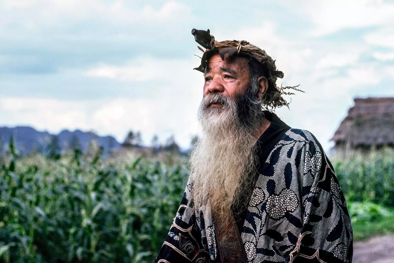 Një Ainu pozon e veshur me rroba tradicionale