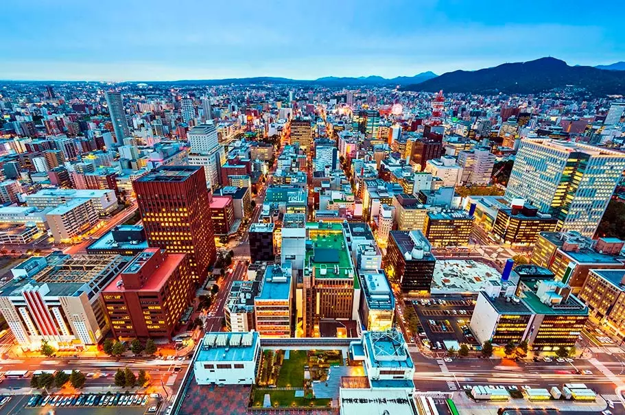 De skyline van Sapporo wordt gedomineerd door rechte lijnen