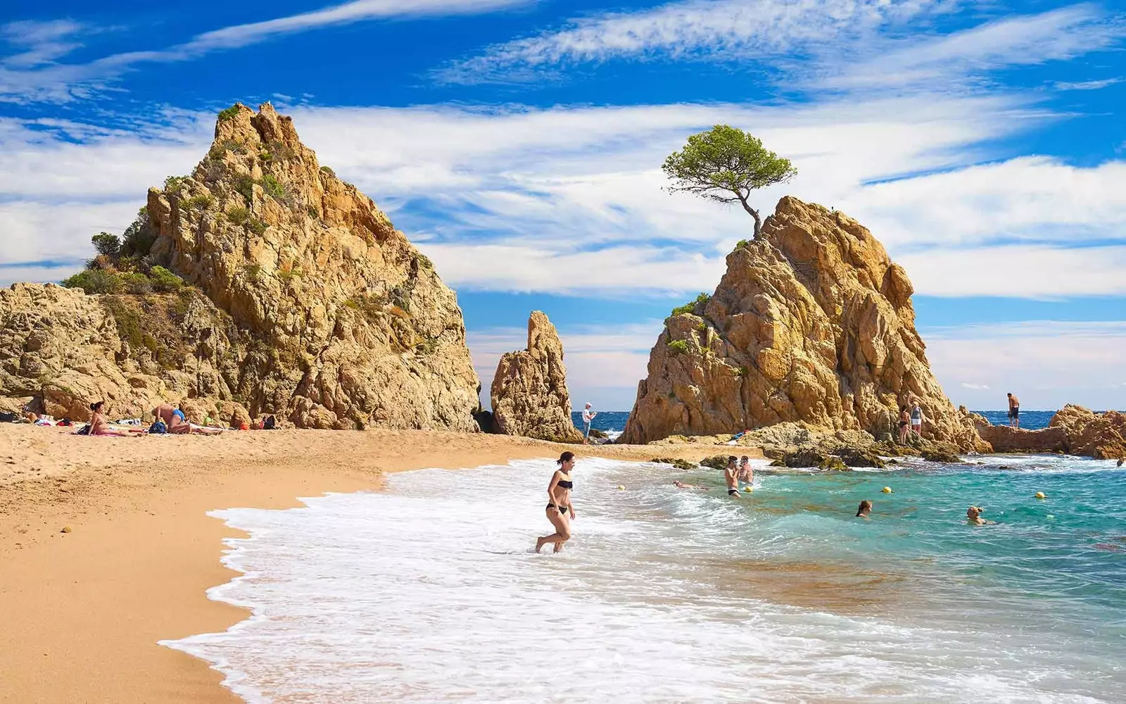 Praia com bandeira azul.