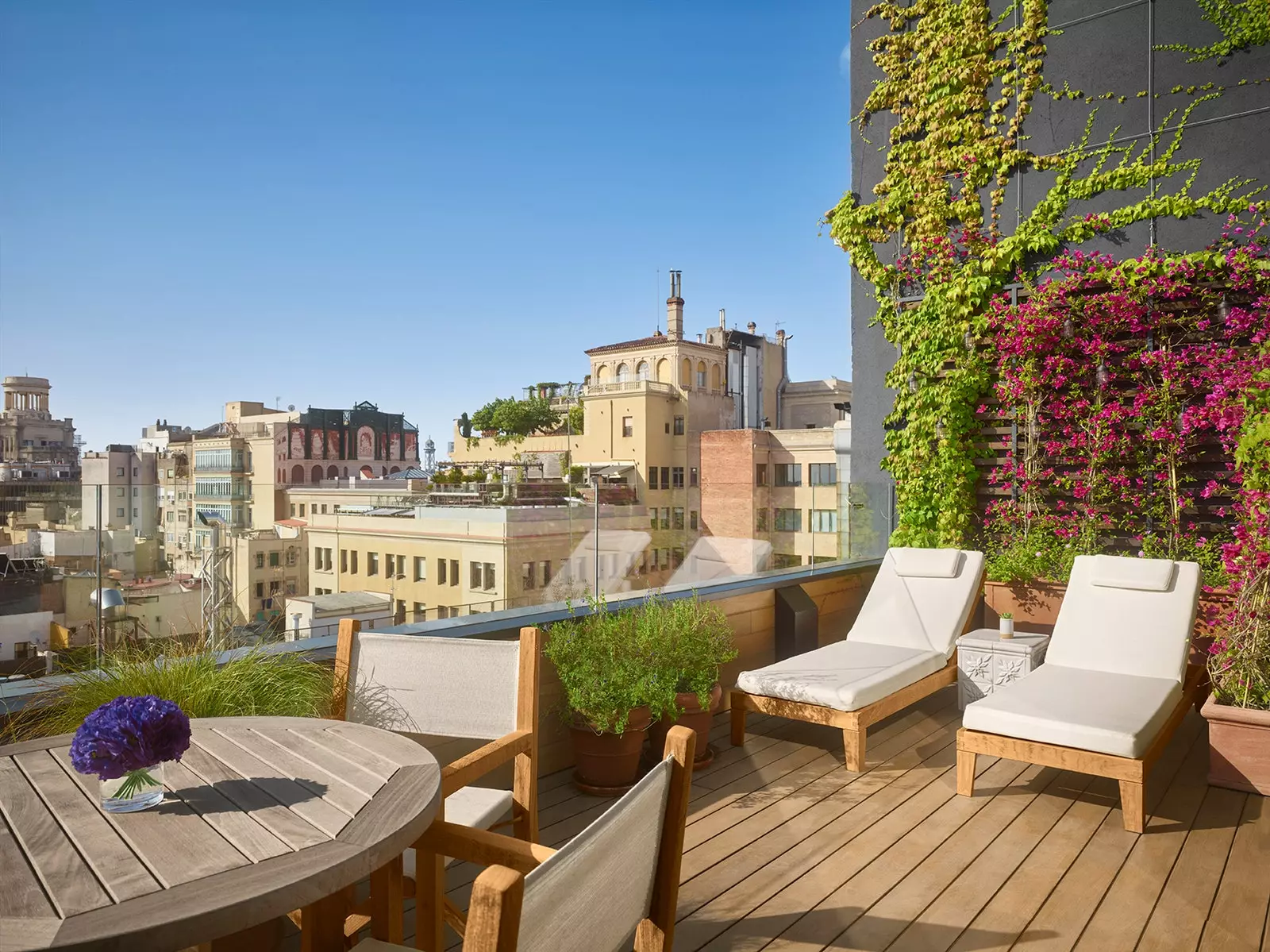 Private Terrasse des komplett eingerichteten Studio-Terrassenzimmers, um die Sonne Barcelonas zu genießen.