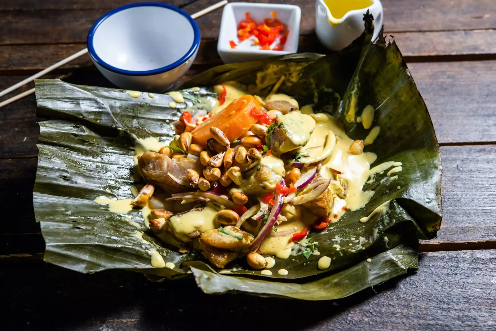 Vlam ceviche verpakt in bananenblad van Oceanika.