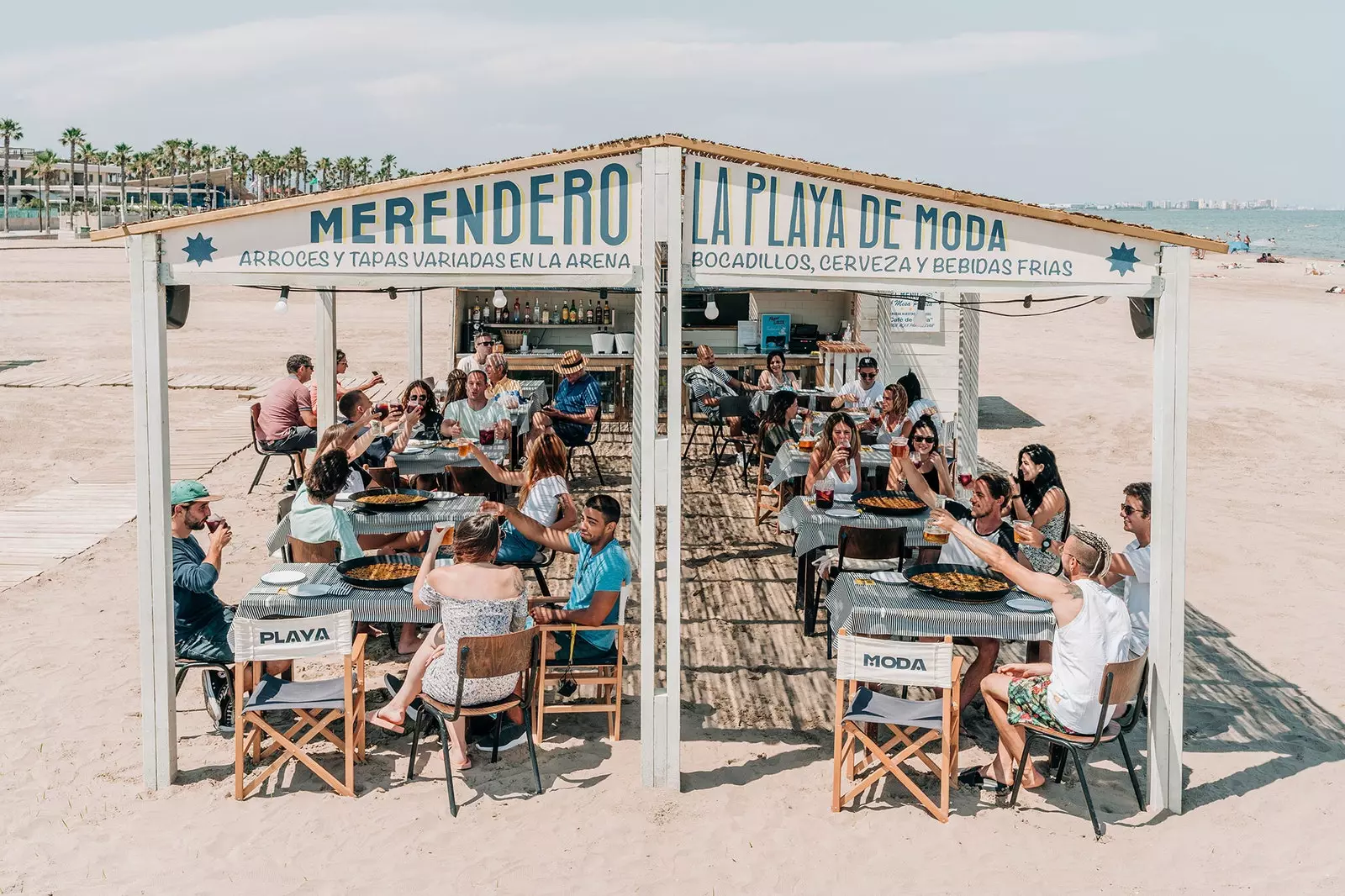 La Playa de Moda уламжлалт далайн эргийн баарыг Ла Патакона руу буцаана