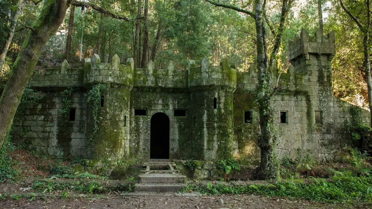 Finca de Frendoal: el castell engolit per un bosc encantat