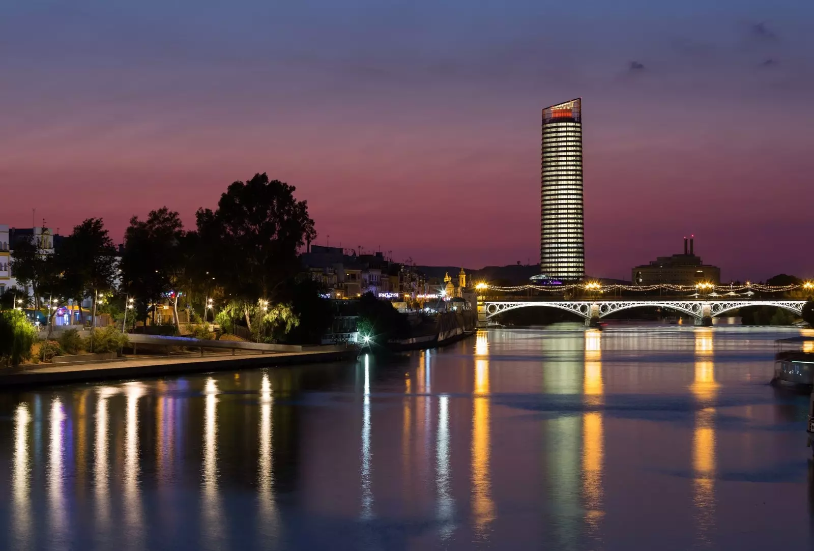 V pozadí hotel Eurostars Torre Sevilla