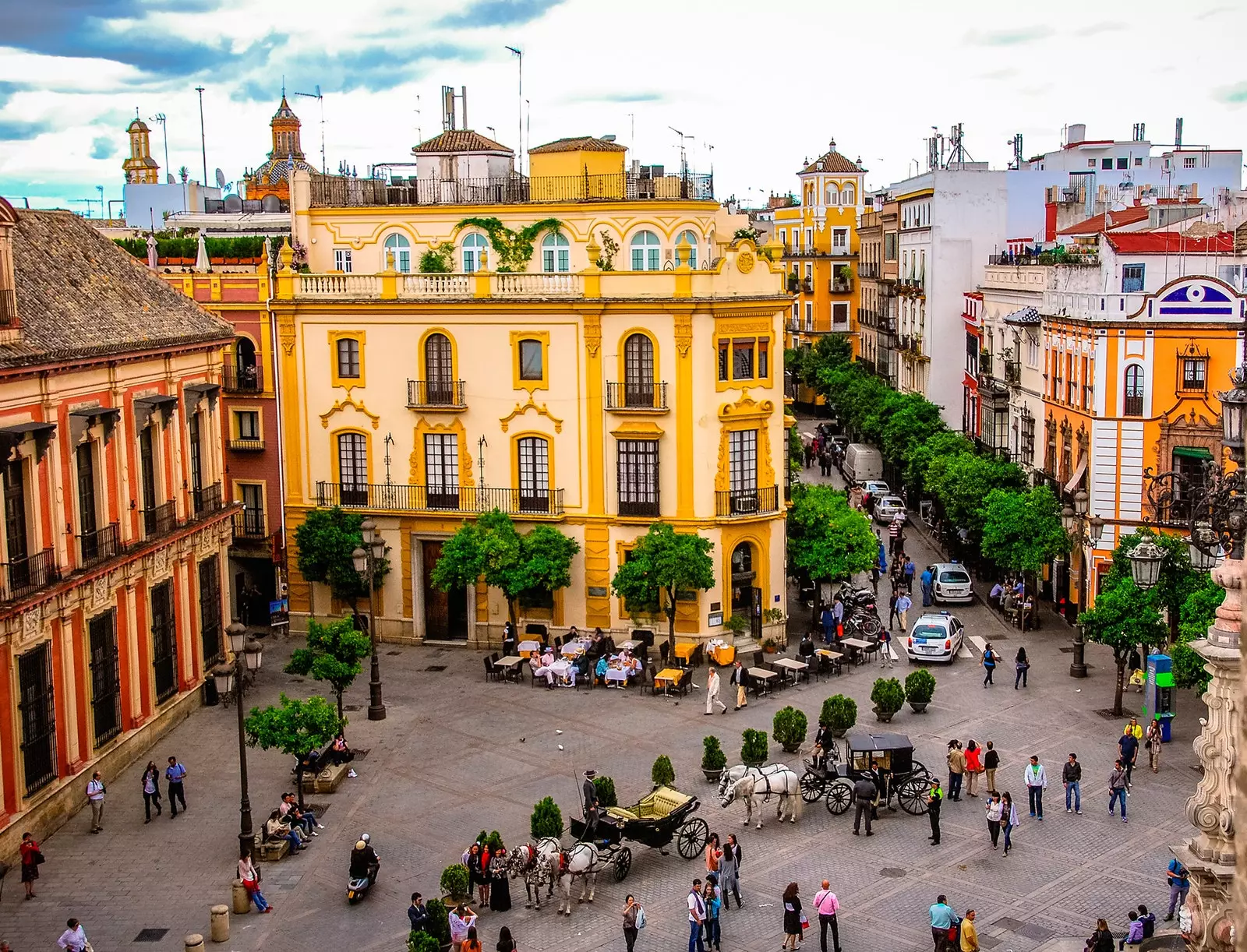 Plaza del Triunfo v Barrio de la Cruz Seville