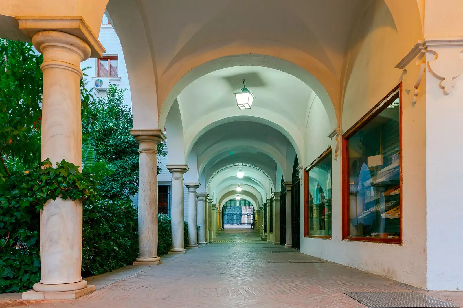 Sakafu ya chini ya Plaza del Cabildo huko Seville