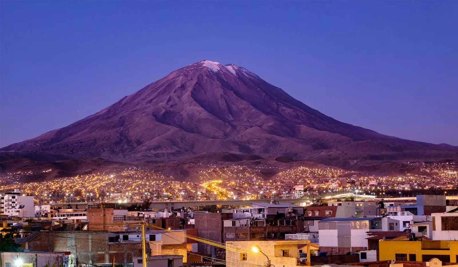 Arequipa ufkunda Misti yanardağı