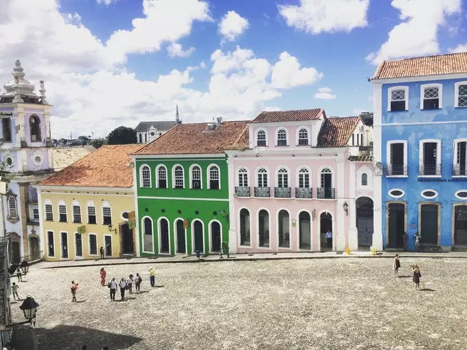 Melalui jalan-jalan di Pelourinho di Salvador de Bahia