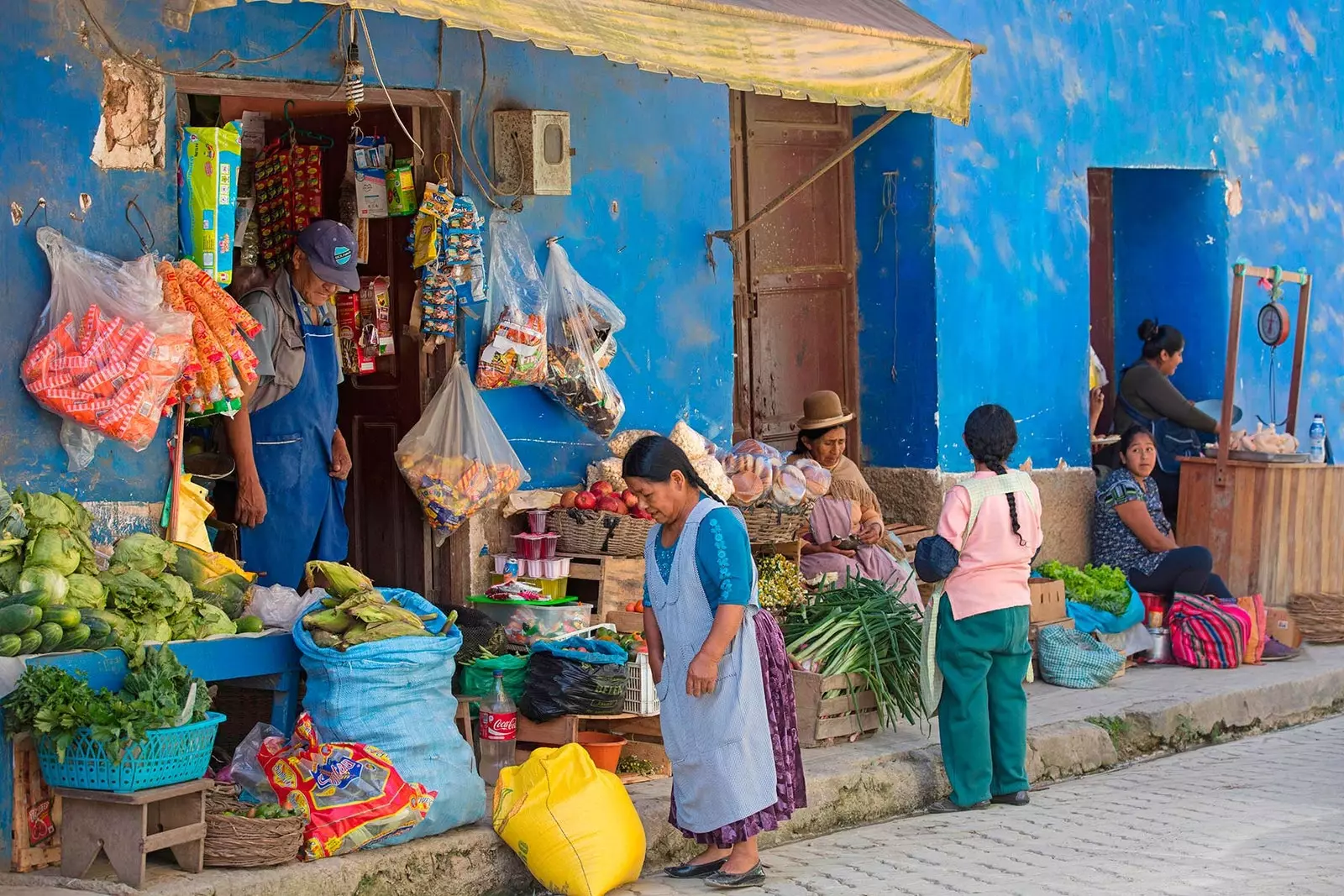 Trotuarele din La Paz sunt vitrina magazinelor