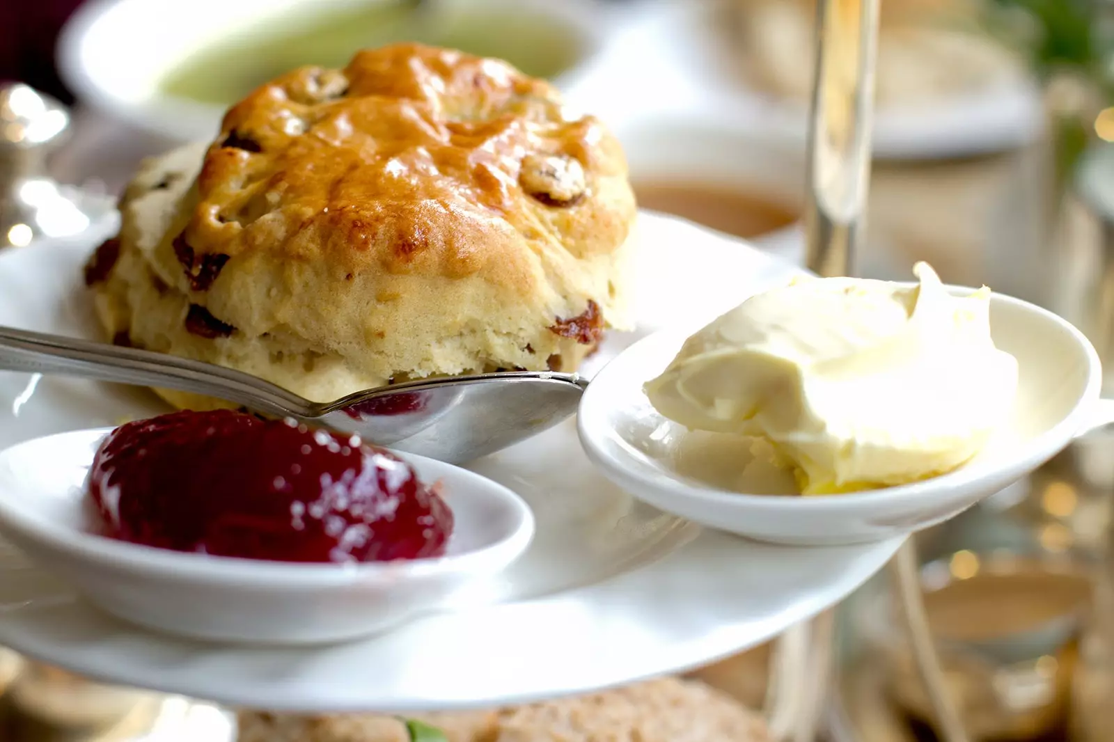 Scones são recheados com geléia da Cornualha e creme