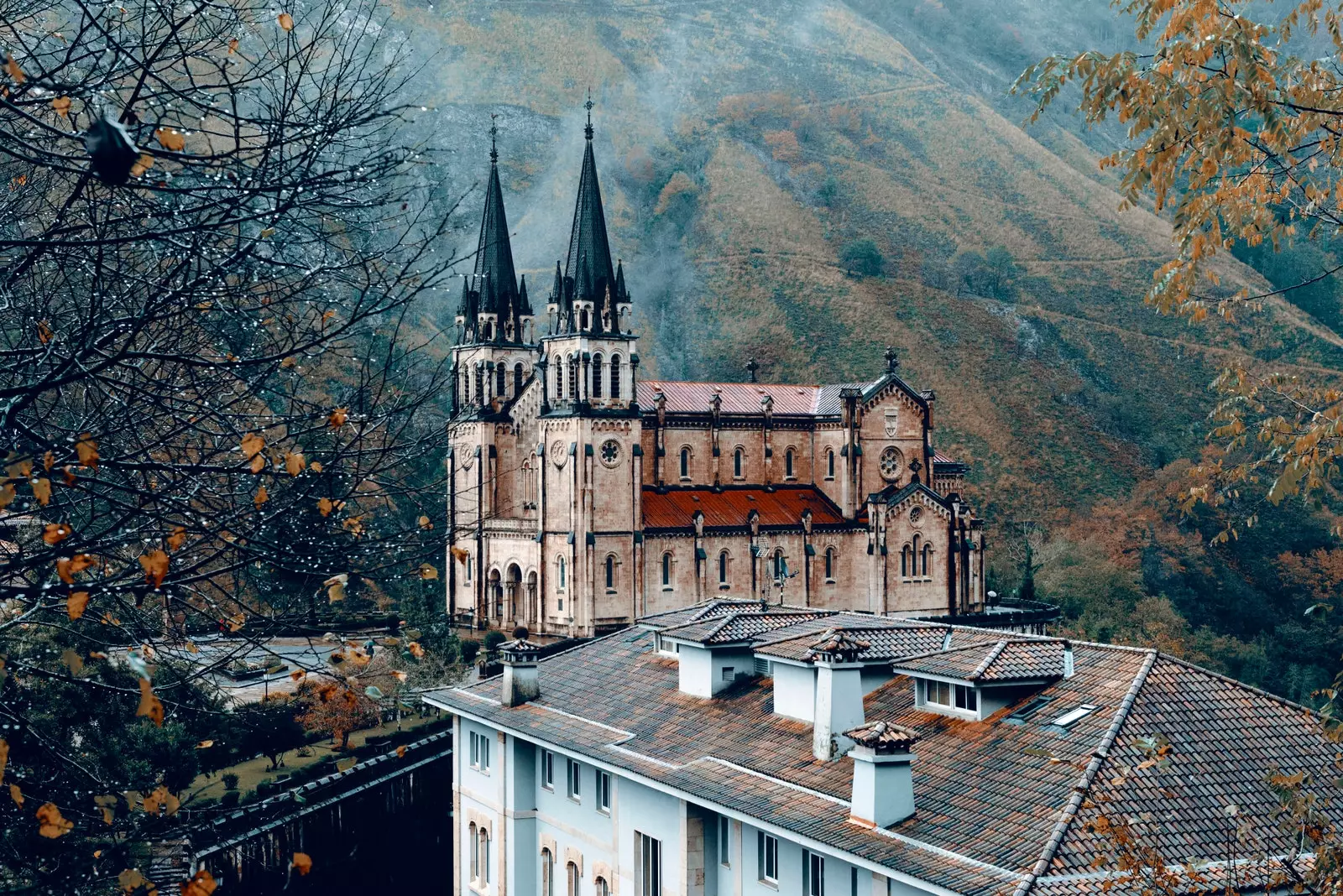 Vương cung thánh đường Covadonga Asturias