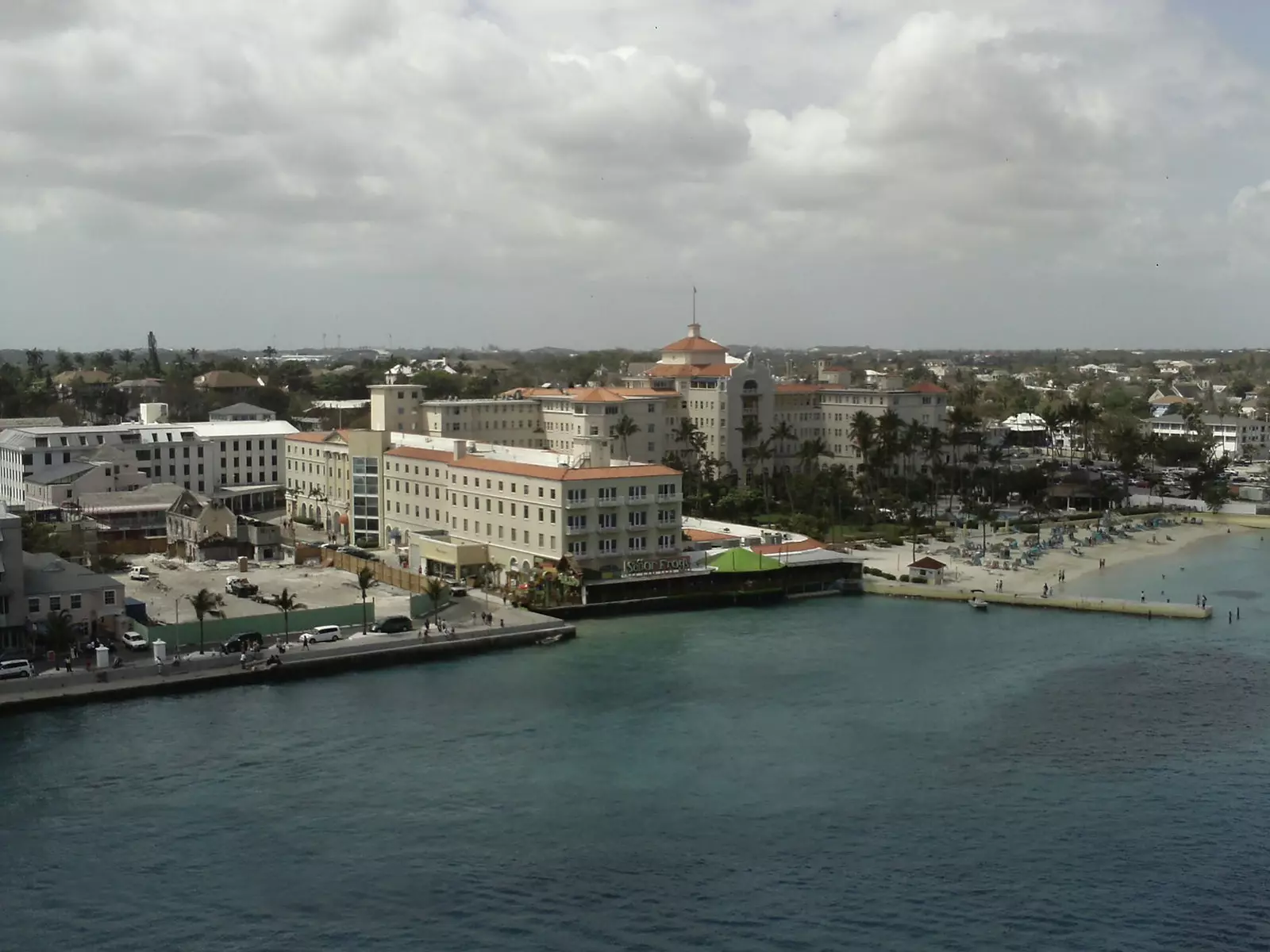 Luftfoto af havnen i Nassau, hovedstaden på Bahamas i dag.