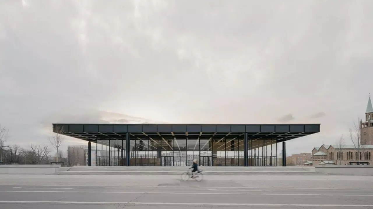 Neue Nationalgalerie Берлинд хаалгаа дахин нээв