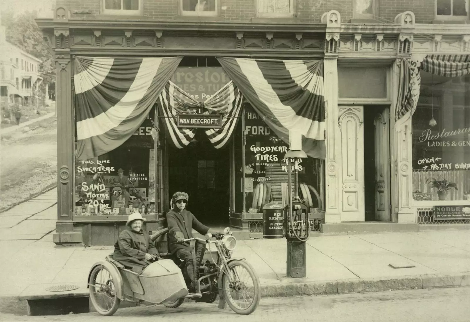 Effie a Avis Hotchkissovi matka a dcera překročily USA v roce 1915