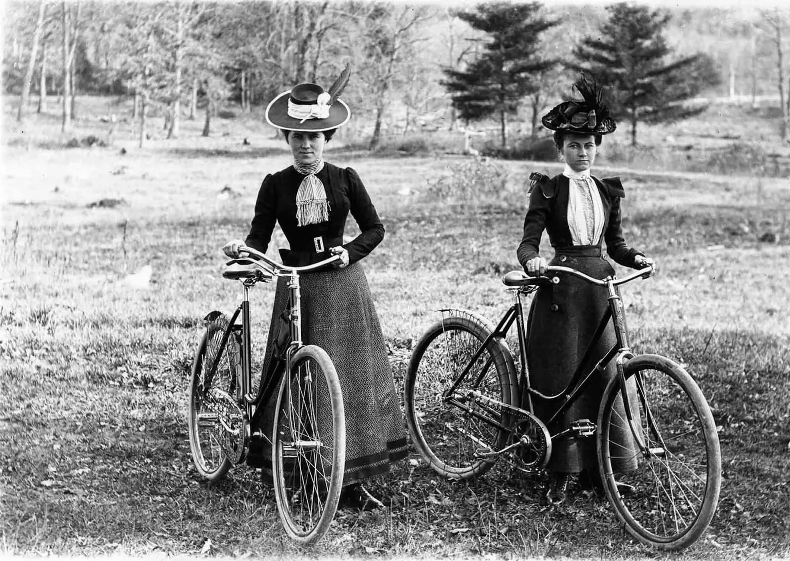 Femmes du 19ème siècle avec des bicyclettes