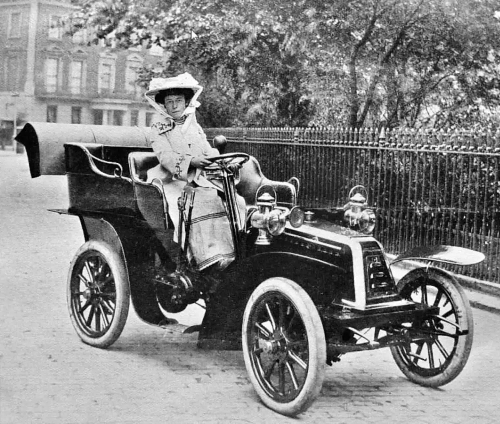 Vera Hedges Butler la première femme à passer un permis de conduire britannique dans sa voiture