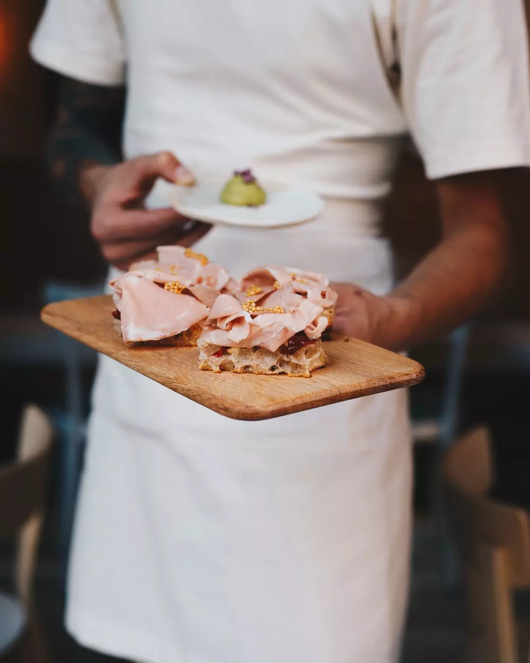 Brochettes de mortadelle pain au levain maison moutarde et poivre.