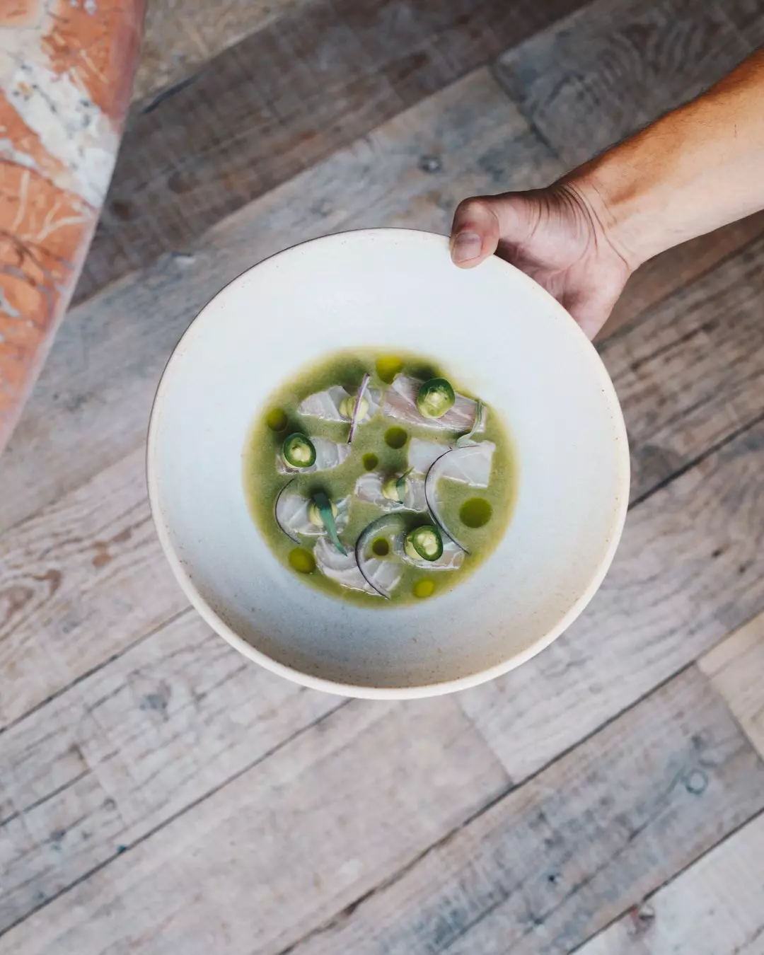 Lekka corvina ceviche, bulion z ziół śródziemnomorskich, zielony olejek chili.