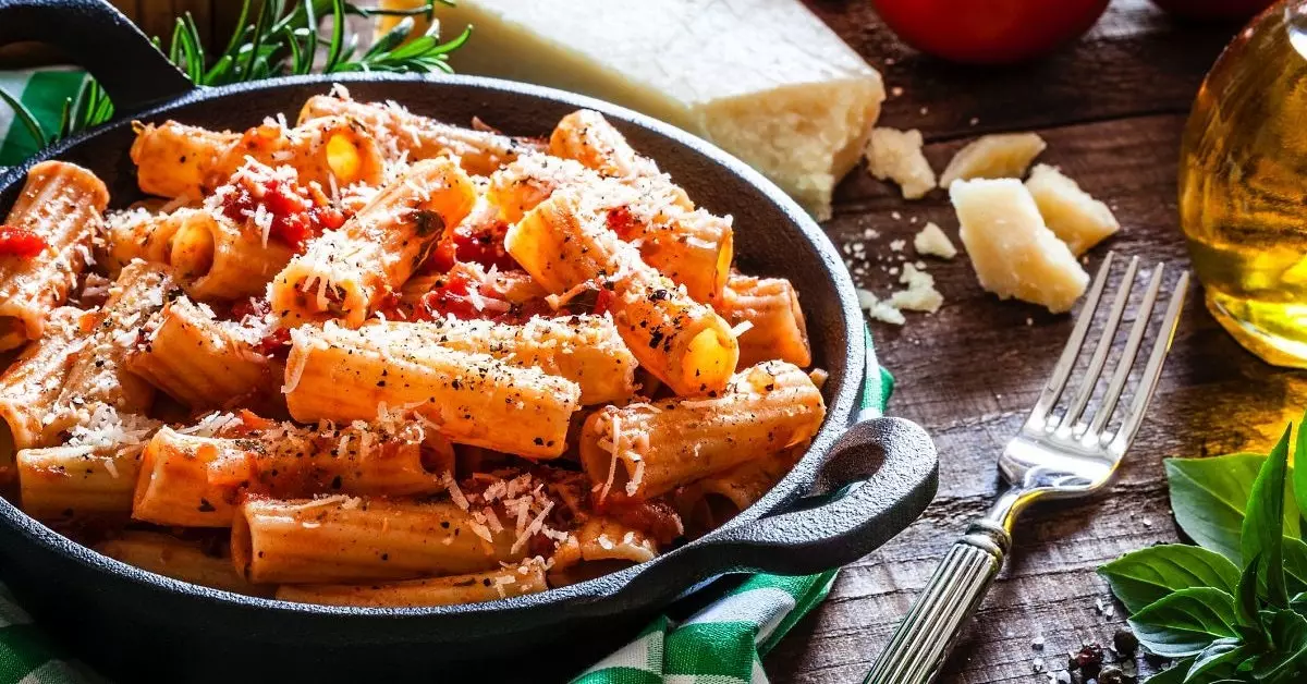 Kdo si ne želi rigatonov bolognese s parmezanom