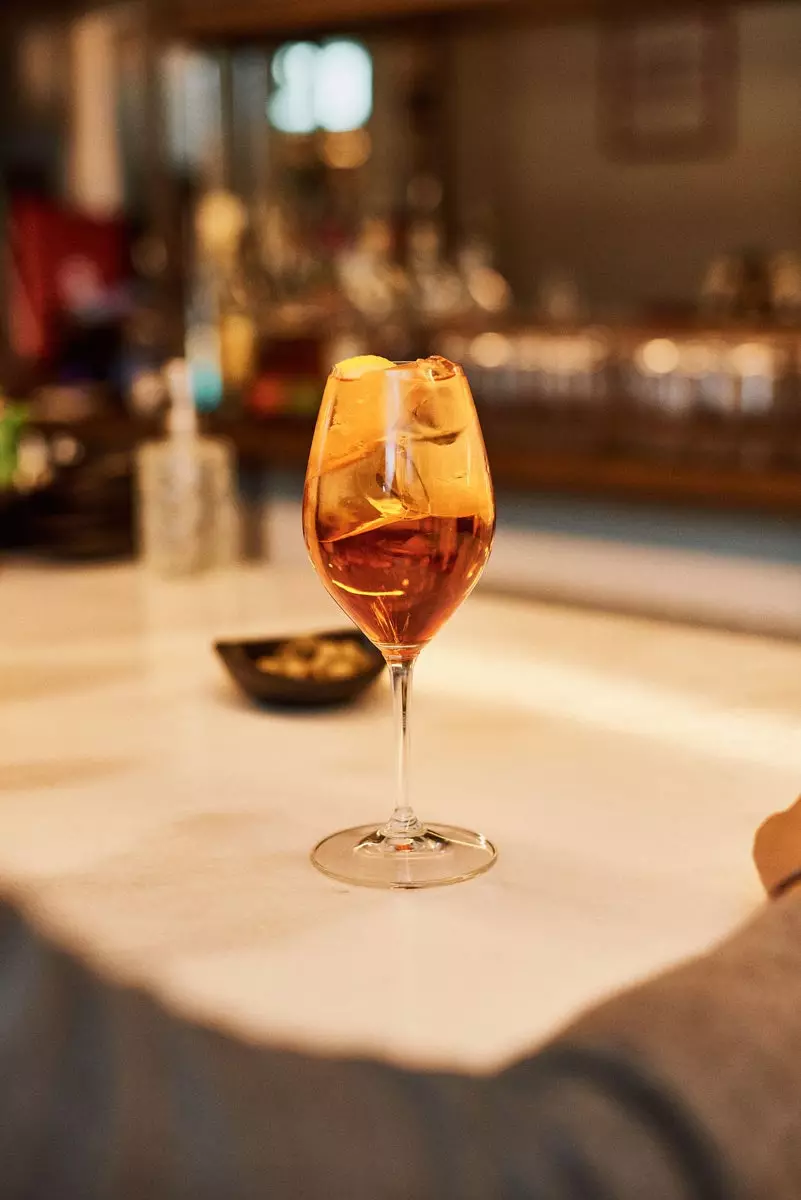 Ένα Dry Martini, ένα Aperol Spritz ή ένα Old Fashioned όλα λειτουργούν όταν πρόκειται για αναζήτηση ζευγών.