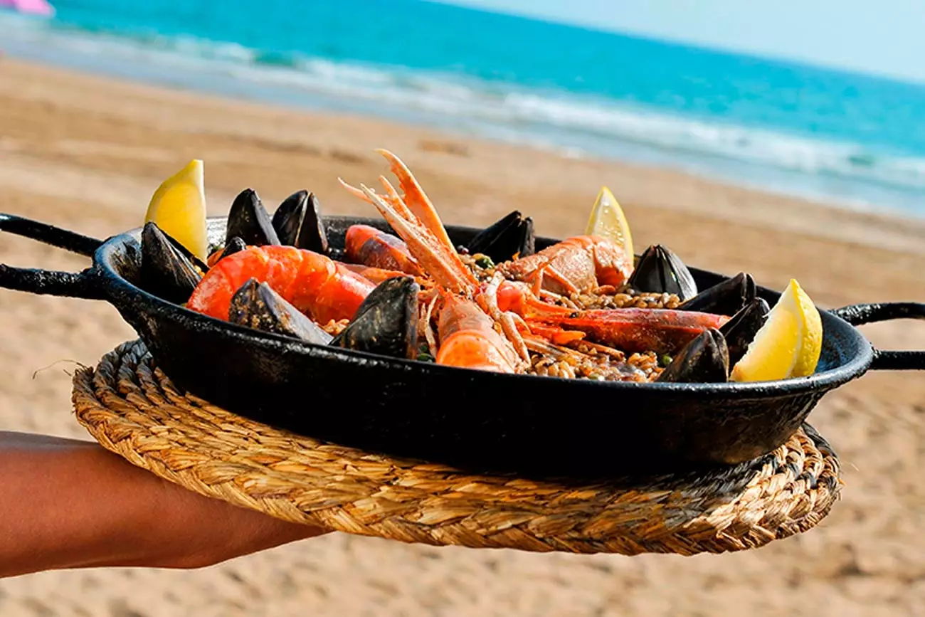 As pessoas também vêm comer no Bahía de Tanit Beach Club