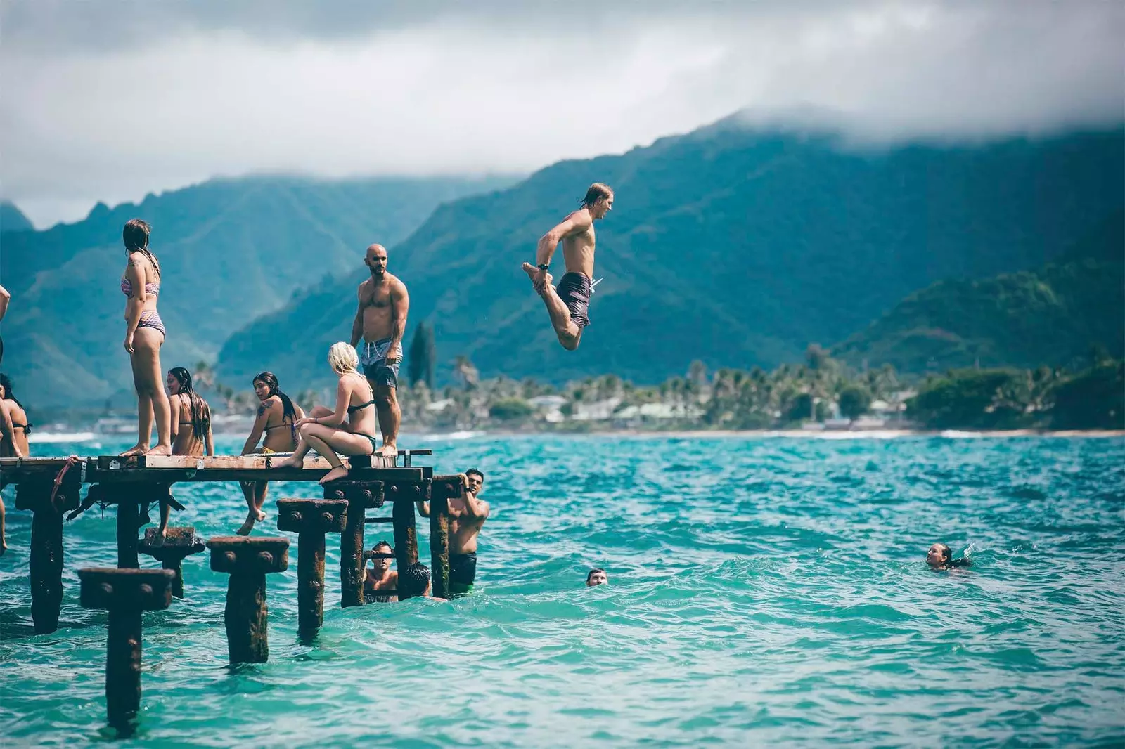 Junge, der in einem See mit Leuten badet