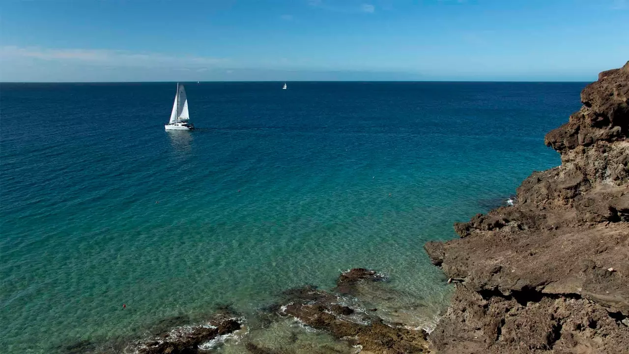 En vous baladant sur ce voilier vous lutterez contre la pollution des Canaries