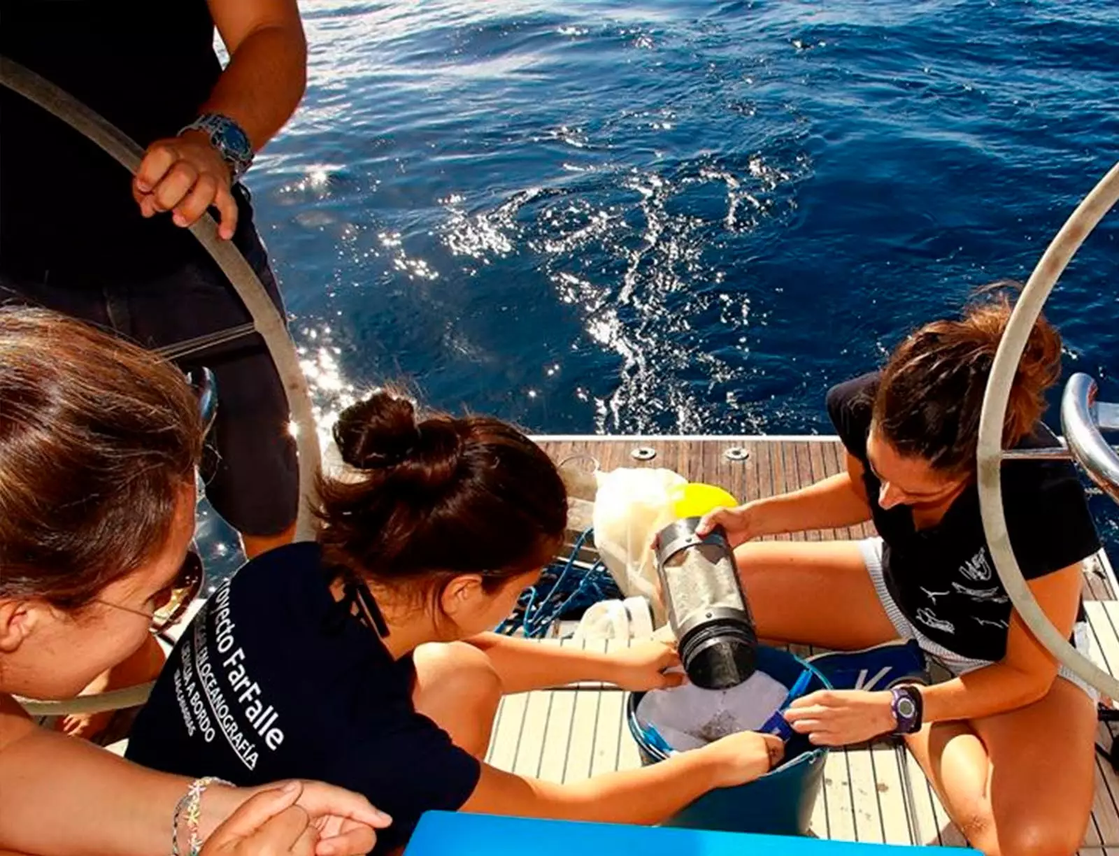 prélèvement d'échantillons marins sur un navire