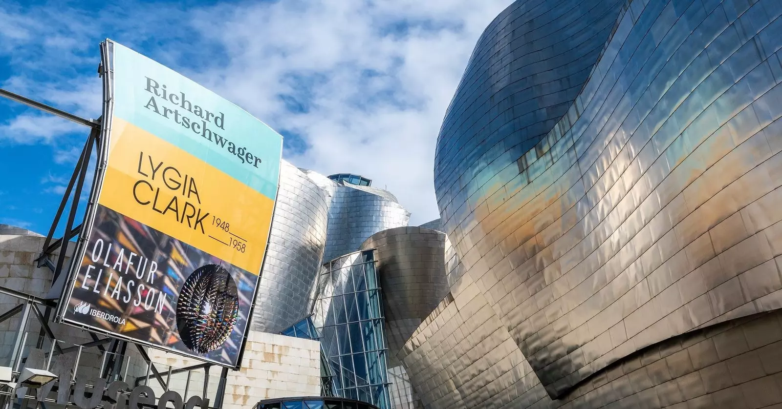 Luftrensende bannere på Guggenheim-museet i Bilbao.